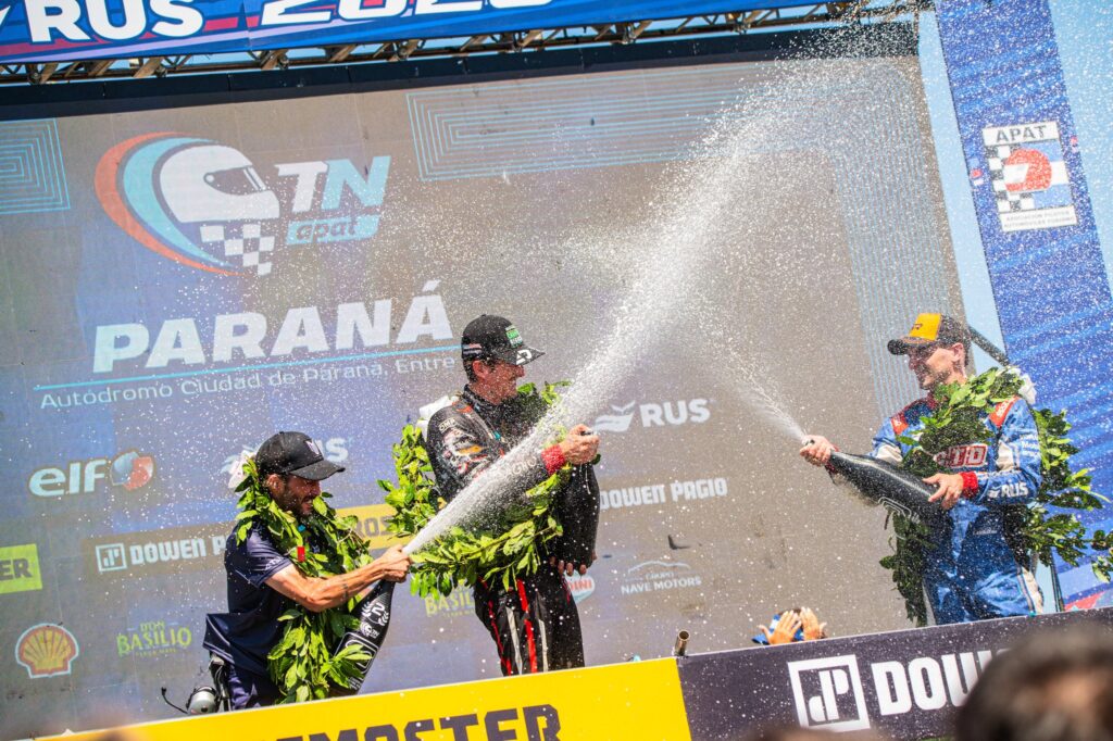 Domenech y Coltrinari a orillas del Paraná haqngylbwaafwuh